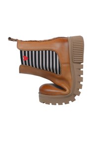 Bottine en cuir marron avec un panneau en tissu rayé arborant un cœur rouge, semelle épaisse avec un profil prononcé, et surpiqûres texturées.