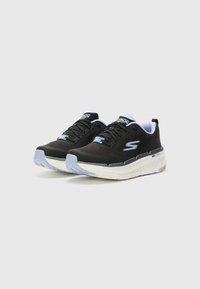 Scarpe sportive nere con tomaia in rete, suola intermedia bianca e suola esterna azzurro chiaro. Presentano lacci e dettagli di marca sui lati e sulla linguetta.