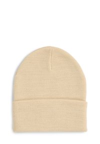 Beige strikket hue med en foldet kant. Har en glat tekstur og sømløst design, ideel til at give varme og dækning.