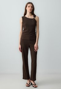 Pantalon classique - bitter brown