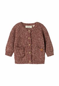 Bordo in bela pletena otroška jopica z okroglim izrezom, lesenimi gumbi, dvema sprednjima žepoma ter rebrastimi manšetami in robom.