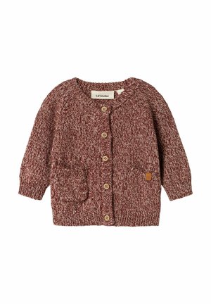 Maronen- und weißer, gestrickter Baby-Cardigan mit rundem Ausschnitt, Holzknöpfen, zwei vorderen Taschen sowie gerippten Bündchen und Saum.