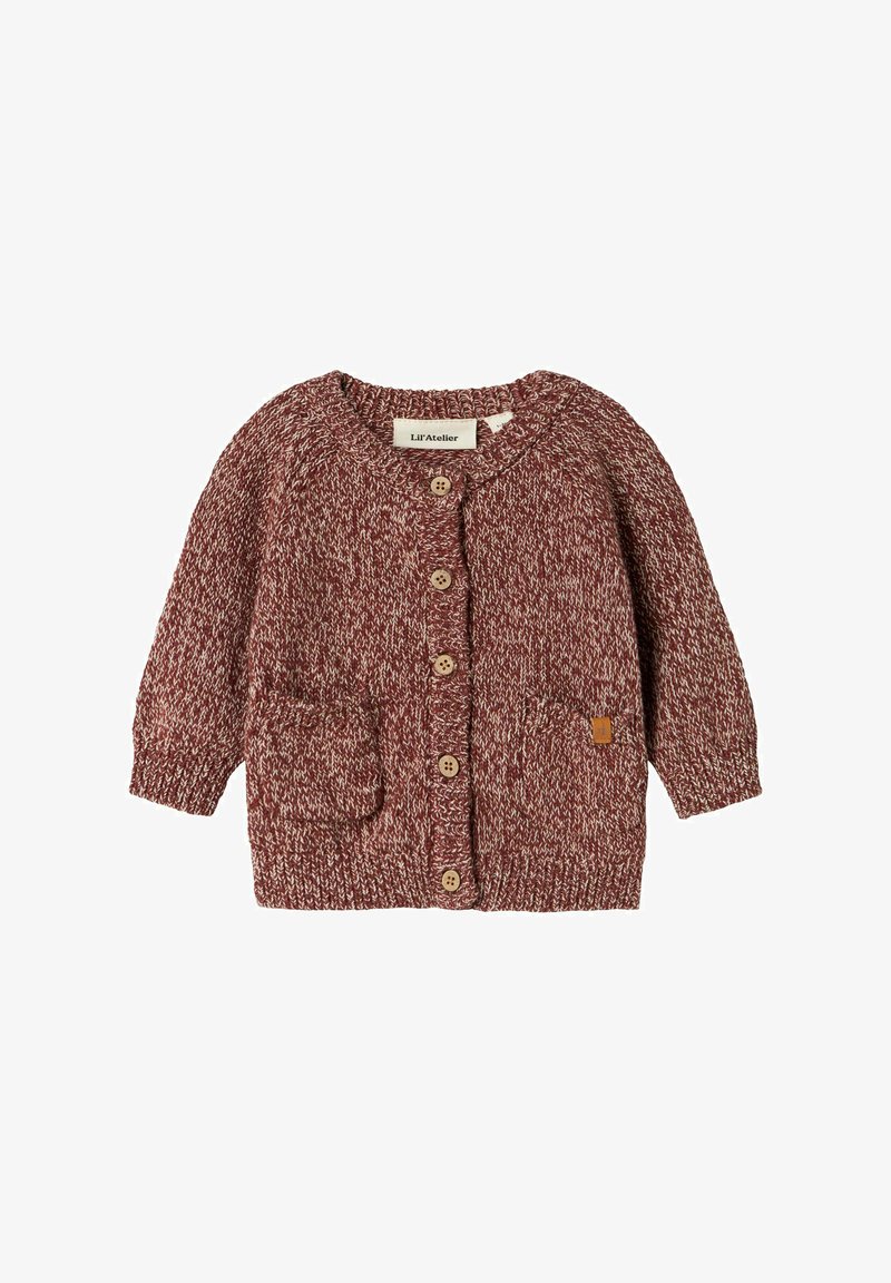 Bordo in bela pletena otroška jopica z okroglim izrezom, lesenimi gumbi, dvema sprednjima žepoma ter rebrastimi manšetami in robom.