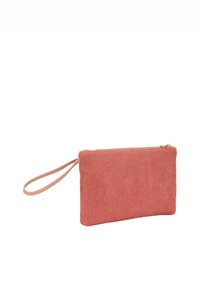 Borsa con zip in tessuto corallo con una texture liscia. Presenta un cinturino da polso beige e un dettaglio con logo in rilievo. Forma rettangolare.