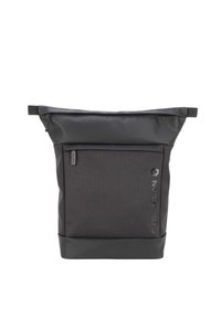 Sac à dos noir à rabat, fabriqué en tissu durable avec une base lisse et brillante, comprenant une poche avant et une fermeture éclair latérale pour un accès facile.