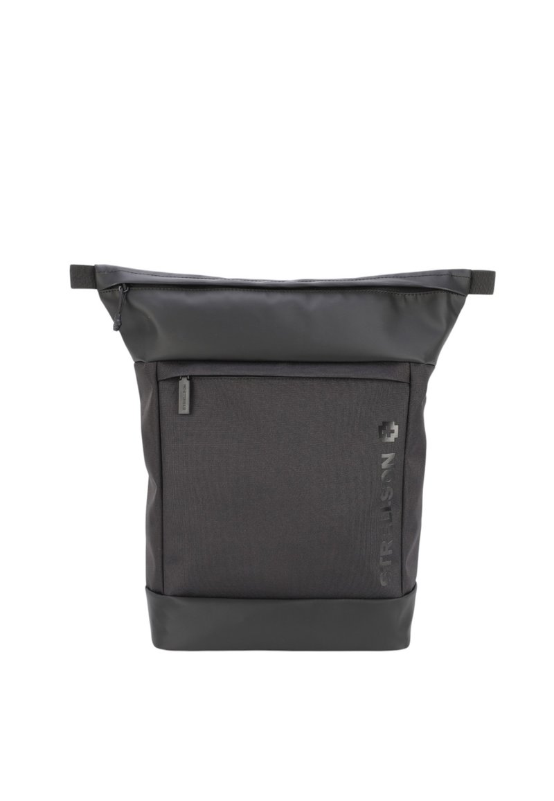 Sac à dos noir à rabat, fabriqué en tissu durable avec une base lisse et brillante, comprenant une poche avant et une fermeture éclair latérale pour un accès facile.