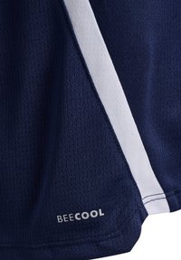 Tessuto sportivo blu navy con striscia diagonale bianca e testo "BEECOOL" stampato vicino all'orlo inferiore.