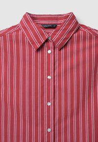 Camicia a righe rosse con colletto classico. Presenta righe verticali bianche e bottoni perlati, realizzata in un tessuto liscio.