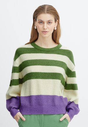 Suéter de punto con rayas horizontales verdes y crema, dobladillo púrpura, cuello redondo y mangas largas. Textura suave con un corte relajado.
