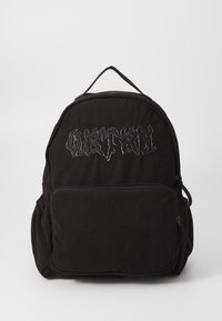 Svart kordfläskeryggsäck med broderad logotyp, ett huvudfack, ficka med blixtlås fram, sidofickor och ett handtag ovanpå. Strukturerad yta.
