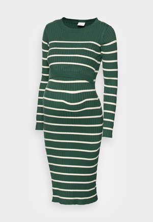 Robe de maternité en maille côtelée verte avec manches longues et rayures horizontales blanches, dotée d'une silhouette ajustée et d'un col arrondi.