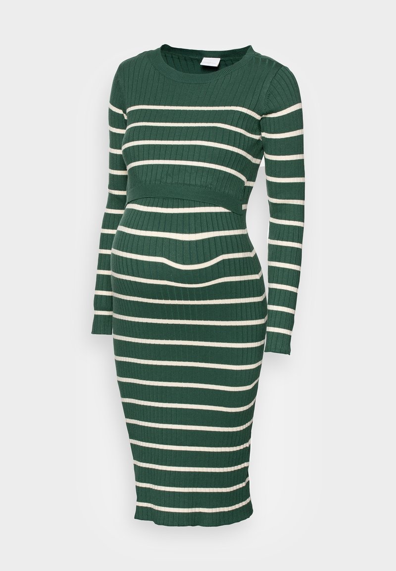 Robe de maternité en maille côtelée verte avec manches longues et rayures horizontales blanches, dotée d'une silhouette ajustée et d'un col arrondi.