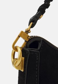 Kąt czarnej zamszowej torby z złotym metalowym zamkiem błyskawicznym i klamrą. Posiada spleciony czarny skórzany pasek z mocnym zapięciem.