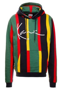 Sudadera con capucha con rayas verticales en verde, rojo, amarillo y negro, bolsillo frontal, cordones negros y texto en cursiva blanca en el pecho.