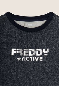 Felpa blu scuro con una texture glitterata, con un logo argentato "FREDDY ACTIVE" sul petto e un colletto a coste.