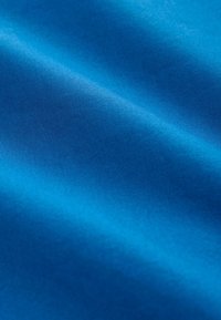 Tela azul brillante con una textura suave y uniforme, que presenta un ligero brillo y una caída delicada. Muestra pliegues y ondas a lo largo de la superficie.