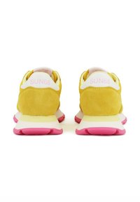 Gelbe Wildledersneaker mit rosa Gummisohlen, weißen Akzenten und Branding an der Ferse; entworfen mit einer abgerundeten Form und gepolsterter Sohle.