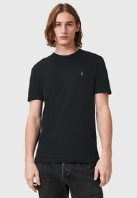 T-shirt nera in cotone con colletto a girocollo, maniche corte e un piccolo logo ricamato sul petto. Design semplice e vestibilità standard.