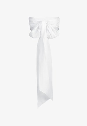 Top blanco sin tirantes con un gran lazo atado en el centro delantero, con largas colas que cuelgan.