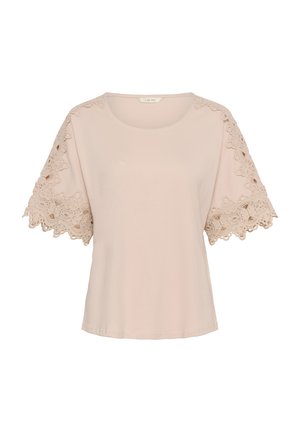 Helle beige T-Shirt mit kurzen Ärmeln, das auf dem Saum mit filigranen Spitzenverzierungen versehen ist. Weicher Stoff mit rundem Ausschnitt.