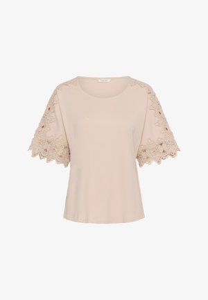 T-shirt color beige chiaro con maniche corte, caratterizzato da dettagli in pizzo intricati sul bordo. Tessuto morbido con scollatura rotonda.