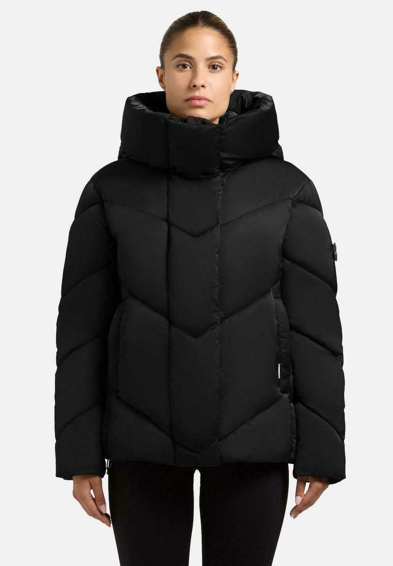 Schwarze Daunenjacke mit hohem Kragen, ausgestattet mit einem Zickzack-quilteten Muster, dicker Polsterung und langen Ärmeln. Leicht und mit weichem Textur.