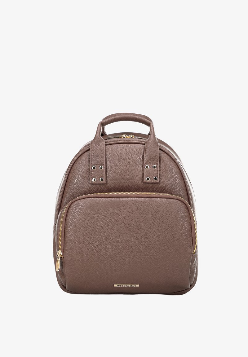 Zaino in pelle marrone con superficie testurizzata, doppio manico superiore, tasca frontale con zip e dettagli in hardware ottone.