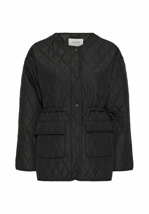Quiltet sort jakke med rund halsudskæring, trykknapper, elastisk taljedetalje og to forlommer. Glat syntetisk stof.