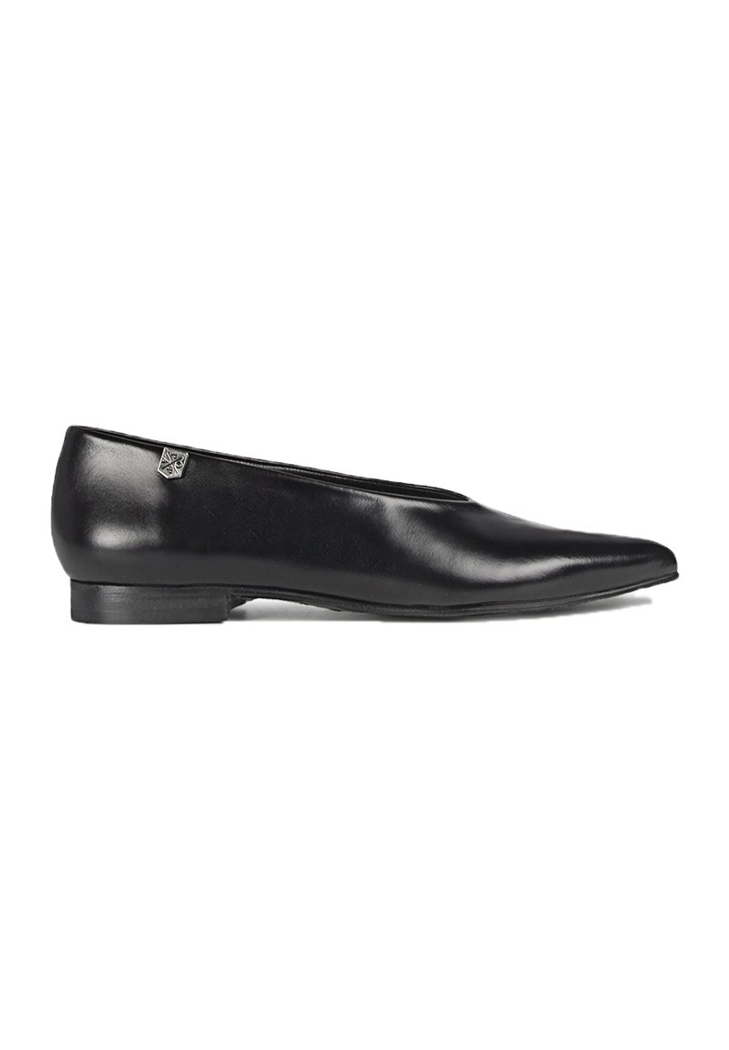 Bailarinas de cuero negro con punta afilada, tacón bajo y un acento metálico decorativo en el costado. Textura suave y diseño elegante.
