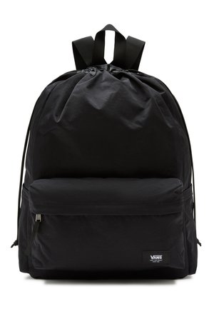 Mochila negra hecha de tejido duradero. Cuenta con una parte superior ajustable, correas de hombro regulables y un bolsillo frontal con logo de la marca. Diseño sencillo.
