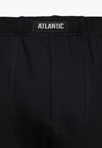 Czarne bawełniane bokserki z elastycznym paskiem. Posiadają widoczną metkę z nazwą marki "ATLANTIC" wyszytą na plecach. Gładka tekstura.