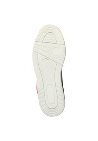 Sole di sneaker in gomma bianca con motivi testurizzati, inclusi linee orizzontali e accenti circolari; sezione rossa visibile sul lato.