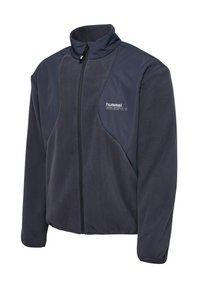 Mörknavy fleecejacka med hög krage, dragkedjestängning och kontrasterande texturerade paneler. Har logotyp på vänster sida.