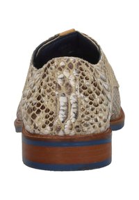 Lichtbruine slangenleren schoenen met een gladde textuur, ronde neus en een donkerblauw accent langs de houten hak.