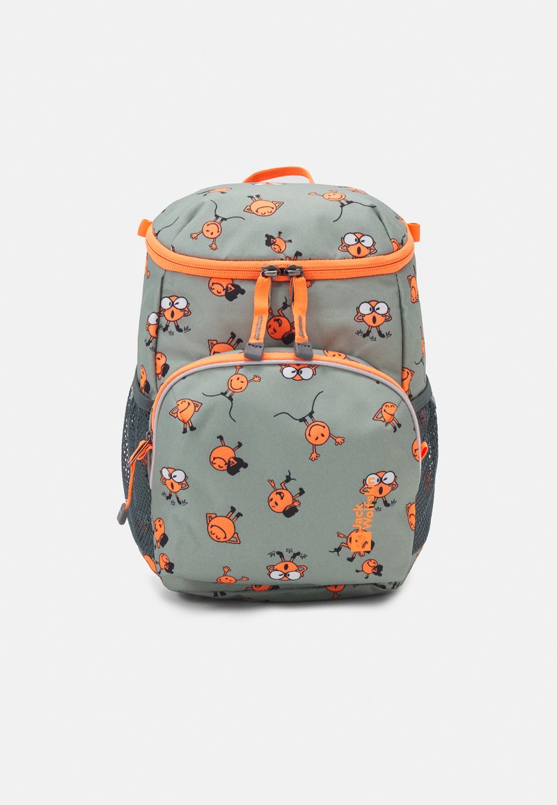 Sac à dos en tissu vert avec des accents orange, présentant des motifs de personnages de dessins animés, une fermeture à double zip et une poche en maille à l'avant.