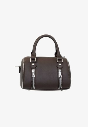 Bolso de piel marrón oscuro con asas redondeadas, dos cremalleras verticales plateadas en el frente y acentos de tachuelas plateadas a lo largo de los bordes.