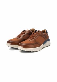 Zapatillas de deporte de cuero marrón y malla con un upper texturizado, punta redonda y suela de goma blanca con un patrón en zigzag.