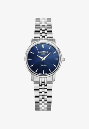 Strieborné hodinky z nerezovej ocele s modrým ciferníkom. Obsahujú okrúhlu kazetu, strieborné hodinové indexy a kovový náramok s prepojeným dizajnom.