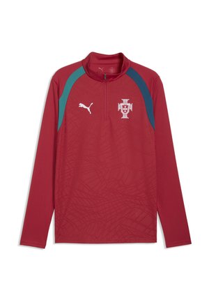 Rød langærmet sportstrøje med halvlukning, med Puma-logo på højre bryst og Portugals fodboldemblem på venstre bryst.