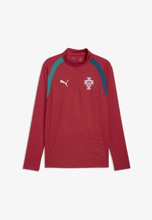 Rode sporttrui met lange mouwen en halve rits, met het Puma-logo op de rechterborst en het voetbalwapen van Portugal op de linkerborst.