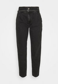 Zwarte spijkerbroek van denim met een hoge taille, taps toelopende pijpen, een frontale knoopsluiting en gestikte accenten. Soepele textuur en minimalistisch ontwerp.