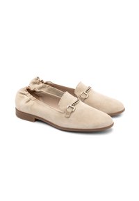 Beige mokasiner i semsket skinn med elastisk bakdel, firkantet spenne, lav hæl og glatt tekstur. Enkel design som passer til ulike anledninger.