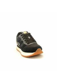 Sneaker neri e grigi realizzati in suede e materiale a rete, con chiusura a lacci e suola in gomma. Presenta un accento a forma di stella dorata sulla linguetta.