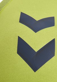 Heldergele textuurstof met een donkerblauw chevronpatroon; bevat twee gestileerde chevrons met golvende details, wat de duurzaamheid benadrukt.