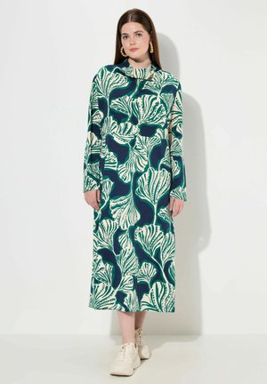 Langärmliges Kleid in Dunkelblau mit großen grünen und cremefarbenen Blattmustern; leichtes Material; runder Halsausschnitt; knöchellange Schnittform.