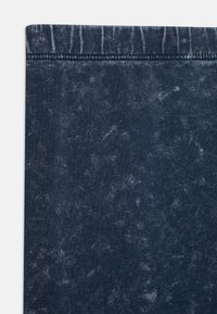 Tamsiai mėlynas džinsinis audinys su nudilusia tekstūra, turintis išblukusį raštą ir švarų apvadas. Lygus, švelnus paviršius.