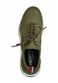 Baskets vert olive avec un dessus texturé, bout rond et lacets. Présentent un col rembourré et un logo sur la semelle intérieure ; accent rayé sur le talon.