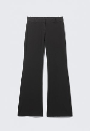Pantalon évasé noir avec une texture de tissu lisse, doté d'une ceinture classique et d'une fermeture éclair frontale dissimulée. Pas de motifs ni d'accents visibles.