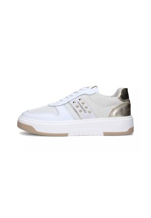 Sneaker bianco con pannelli in mesh, dettagli metallici e suola texturizzata beige. Presenta borchie decorative e lacci. Materiali lisci e resistenti.