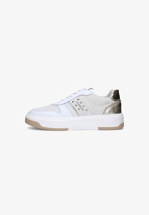 Sneaker bianco con pannelli in mesh, dettagli metallici e suola texturizzata beige. Presenta borchie decorative e lacci. Materiali lisci e resistenti.